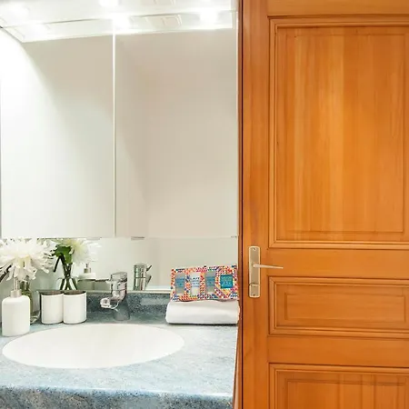 208005 - A Large Opulent For 6 People, Metro Etoile