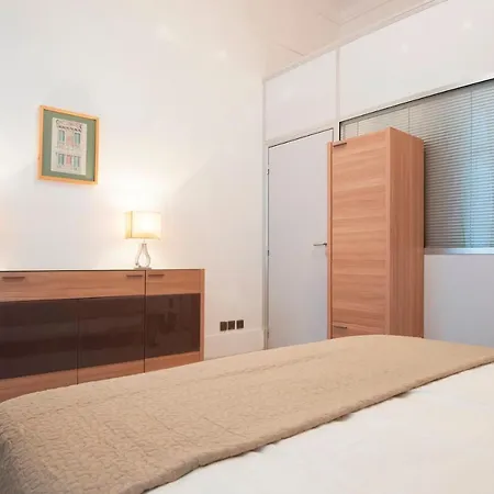 208005 - A Large Opulent For 6 People, Metro Etoile Daire *