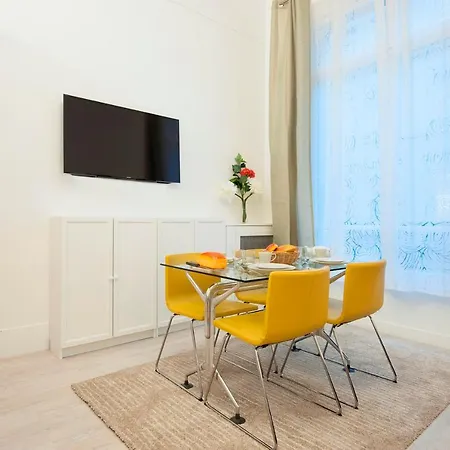 208005 - A Large Opulent For 6 People, Metro Etoile Daire